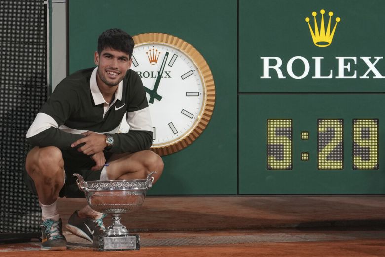 카를로스 알카라스(스페인)가 8일(현지시각) 프랑스 파리의 롤랑가로스에서 열린 프랑스오픈 테니스 남자단식 결승전에서 세계 1위 얀니크 신네르(이탈리아)를 5세트 접전 끝에 꺾은 뒤 우승컵과 함께 포즈를 취하고 있다. 5시간29분 경기 시간은 프랑스오픈 남자단식 결승 최장 시간 기록이다. 파리/AP 연합뉴스