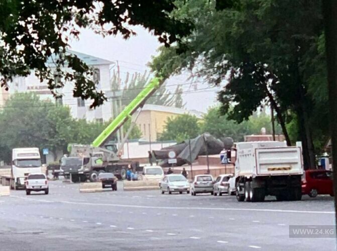 지난 7일 철거돼 누워있는 레닌 동상. 출처 24.kg