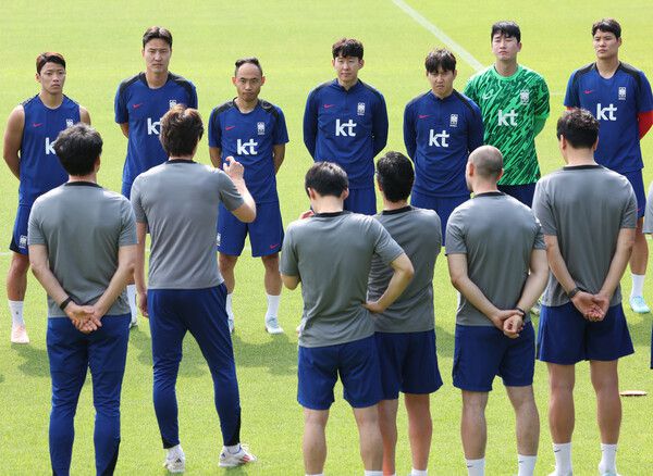 홍명보 축구대표팀 감독이 8일 파주 대표팀트레이닝센터(NFC)에서 열린 팀 훈련에 앞서 선수들에게 지시하고 있다. 연합뉴스