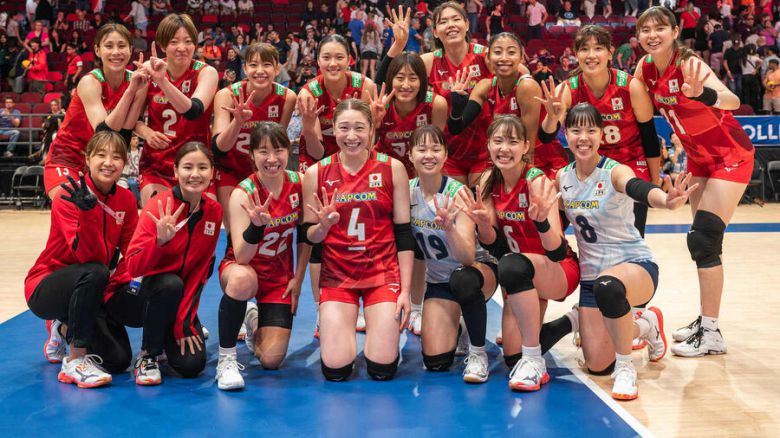 일본 여자 배구 대표팀이 9일(한국시각) 브라질 리우데자네이루에서 열린 발리볼네이션스리그(VNL)에서 도미니카공화국을 이긴 뒤 ‘4승’을 의미하는 손가락 4개를 펼쳐 보이고 있다. VNL 누리집 갈무리