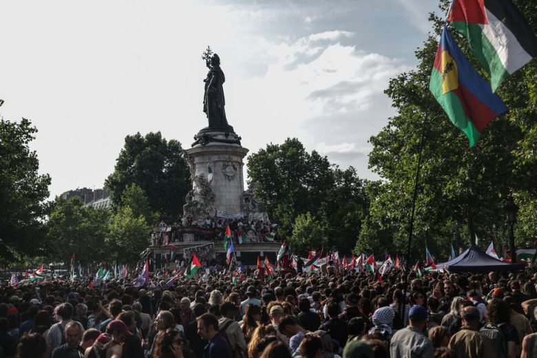 9일(현지시각) 프랑스 파리 공화국 광장에서 열린 가자지구와 팔레스타인을 위한 연대 집회에서 시위대가 팔레스타인 국기를 흔들고 있다. 파리/EPA 연합뉴스