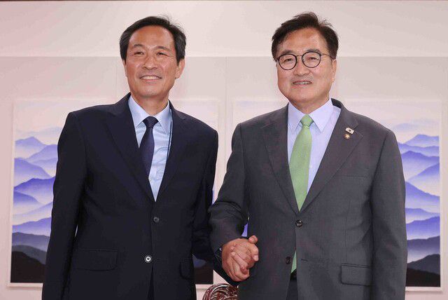 우상호 대통령실 정무수석(왼쪽)이 10일 오후 국회를 찾아 우원식 국회의장과 기념사진을 찍고 있다. 연합뉴스