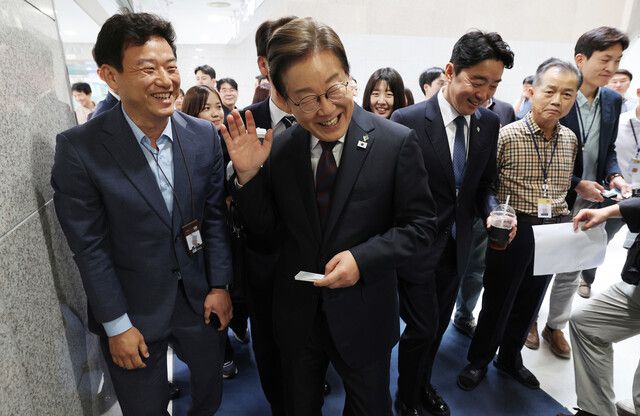 이재명 대통령이 10일 서울 용산 대통령실 청사 직원 식당에서 점심 식사를 마친 뒤 이동하다 기자 및 관계자들과 대화하고 있다. 연합뉴스