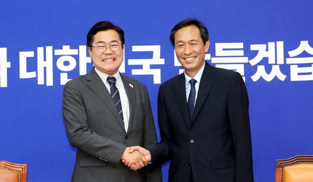 박찬대 더불어민주당 대표 직무대행 겸 원내대표가 10일 국회에서 우상호 대통령실 정무수석과 만나 악수하고 있다. 김경호 선임기자 jijae@hani.co.kr