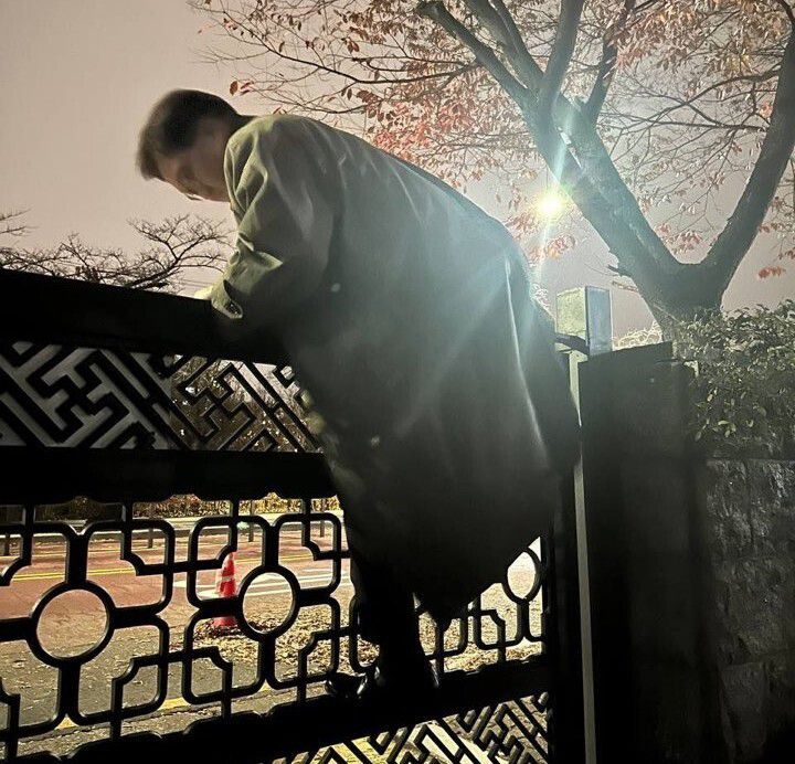 윤석열 대통령이 비상계엄을 선포한 지난해 12월3일 밤 11시께, 경찰이 통제 중인 서울 여의도 국회에서 우원식 국회의장이 담을 넘어 본청으로 향하고 있다. 국회의장실 제공.