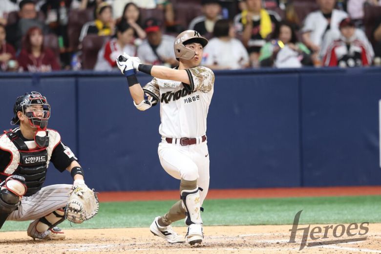 키움 히어로즈 원성준이 8일 서울 고척스카이돔에서 열린 2025 KBO리그 엘지 트위스와 경기에서 9회말 솔로 홈런을 치고 있다. 키움 히어로즈 제공