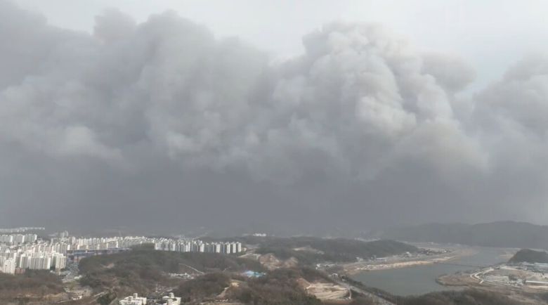 산불 연기가 안동 시내까지 퍼진 모습. 한국은 아파트 등 인구 밀집 지역이 많은 만큼 도심형 산불에 대한 경각심이 필요하다는 지적이 나온다. 사진 기후위기기록단
