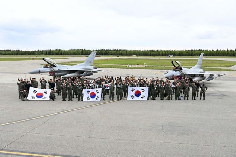 지난 4일(현지시각) 미국 알래스카주 아일슨 기지에 도착한 공군 장병들이 성공적인 훈련을 다짐하며 케이에프(KF)-16 전투기 앞에서 단체 사진을 찍고 있다. 공군 제공