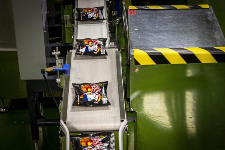 지난 10일 경남 밀양시 삼양식품의 밀양 제1공장에서 국외로 수출되는 불닭볶음면이 생산되고 있다. 삼양식품 제공