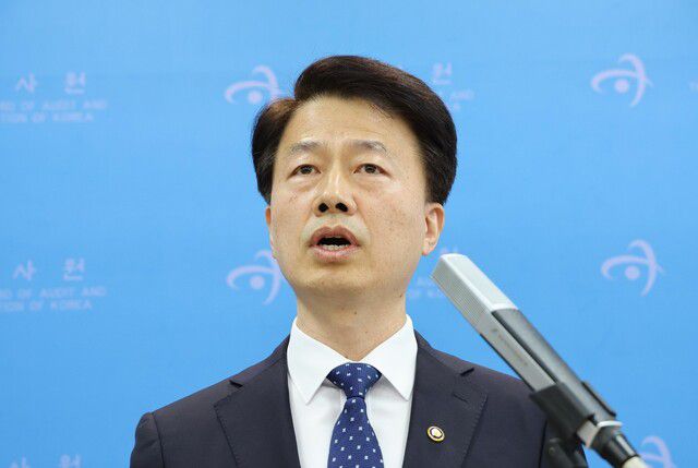 최달영 감사원 사무총장이 지난해 12월2일 서울 종로구 감사원에서 긴급 브리핑을 열고 더불어민주당의 최재해 감사원장 탄핵 추진에 대한 입장을 밝히고 있다. 김봉규 선임기자 bong9@hani.co.kr