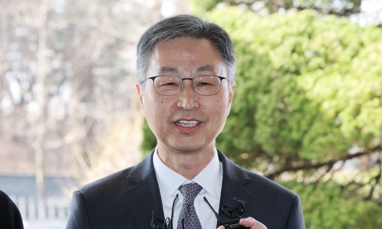 헌법재판소가 최재해 감사원장에 대한 국회의 탄핵소추를 기각한 지난 3월13일 최 감사원장이 서울 종로구 감사원으로 업무 복귀하며 소회를 밝히고 있다. 연합뉴스