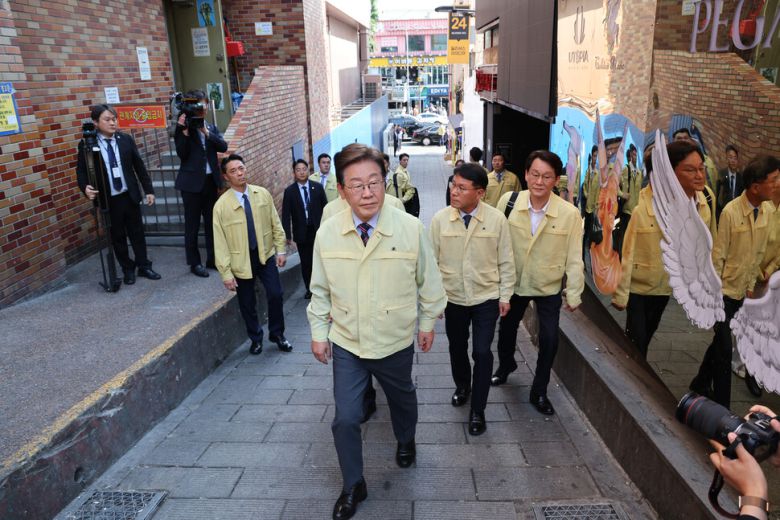 이재명 대통령이 12일 오후 서울 용산구 이태원 참사 사고현장을 찾아 골목을 살펴보고 있다. 김태형 기자 xogud555@hani.co.kr