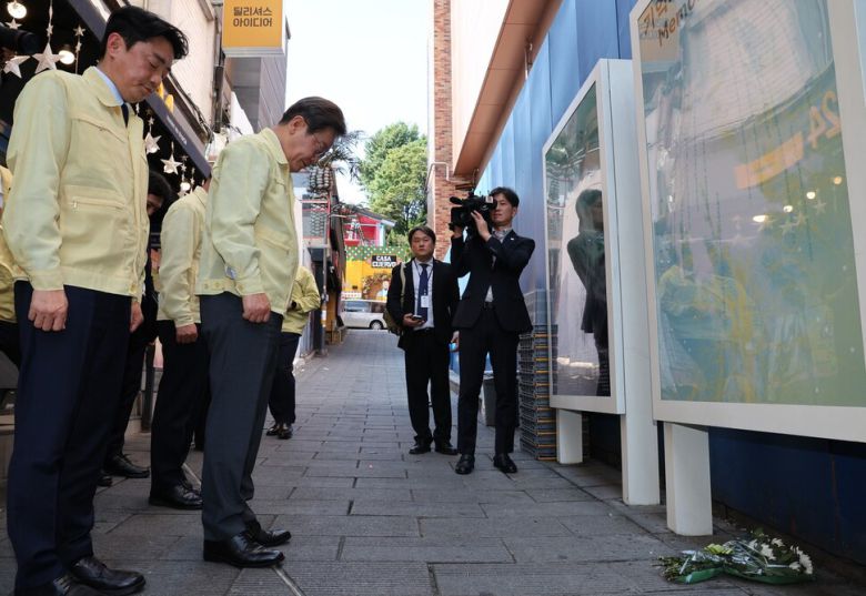 이재명 대통령이 12일 오후 서울 용산구 이태원 참사 사고현장을 찾아 희생자들을 추모하고 있다. 김태형 기자 xogud555@hani.co.kr