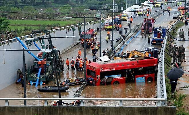 충북 청주시 오송읍 궁평2지하차도에서 지난 2023년 7월16일 119 구조대원들이 실종자 주검을 수습해 물 밖으로 인양하고 있다. 신소영 기자