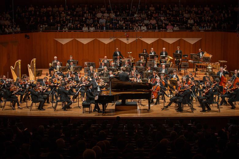 피아니스트 임윤찬이 지난 11일 서울 예술의전당에서 클라우스 메켈레가 지휘한 파리 오케스트라와 라흐마니노프 피아노 협주곡 4번을 협연하고 있다. 빈체로 제공