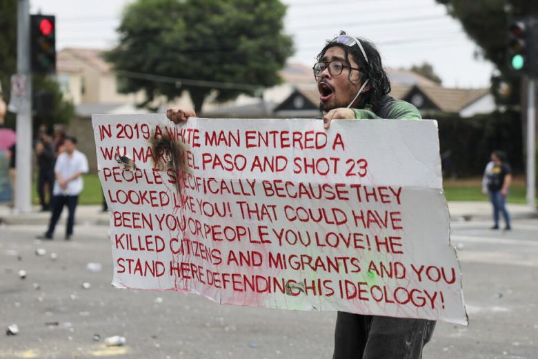 한 시위자가 미국 이민세관단속국(ICE)이 캘리포니아 파라마운트에서 급습 작전을 벌인 뒤 홈디포 인근에서 연방 요원들에게 소리치고 있다. 로스앤젤레스/EPA 연합뉴스