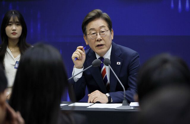 이재명 대통령이 지난 11일 서울 영등포 여의도 한국거래소(KRX) 통합관제센터에서 열린 불공정거래 근절을 위한 시장감시본부 실무 직원들과의 현장 간담회에서 머리 발언을 하고 있다. 대통령실사진기자단