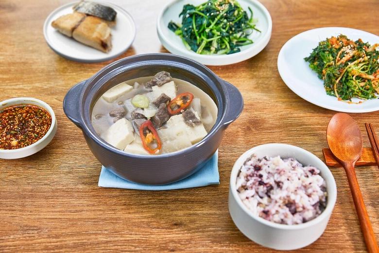 위축성위염 및 장상피화생의 경우 가공식품과 맵고 짠 음식을 줄이고 찌개류만을 가지고 간단하게 식사하기보다 단백질류와 나물류 등 다양한 영양소 섭취를 늘리는 권고를 잘 실천하면 1~2년 사이 위벽이 깨끗해지는 것을 종종 경험한다. 게티이미지뱅크