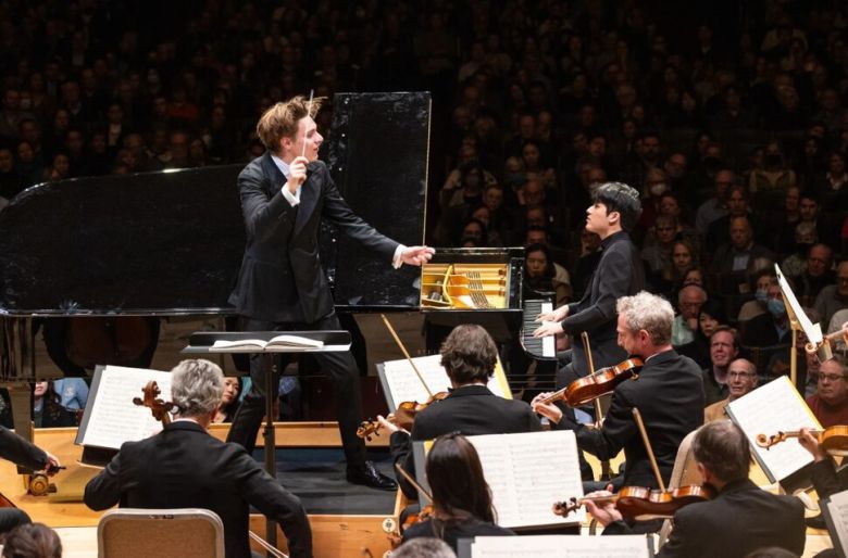 지휘자 클라우스 메켈레가 이끄는 파리 오케스트라와 피아니스트 임윤찬의 지난해 미국 보스턴 협연 장면. © Robert Torres