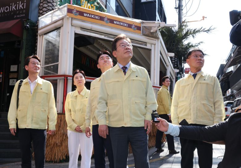 이재명 대통령이 12일 오후 서울 용산구 이태원 참사 사고현장을 찾아 일대를 둘러보고 있다. 김태형 기자 xogud555@hani.co.kr