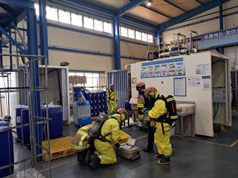 12일 오전 10시51분께 울산 울주군 삼영순화 온산공장에서 유해화학물질이 누출돼 소방당국이 안전 조처를 하고 있다. 울산소방본부 제공
