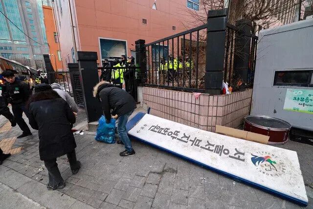 지난 1월19일 새벽 윤석열 전 대통령 지지자들에 의해 부서진 서울서부지법 간판. 정용일 선임기자 yongil@hani.co.kr