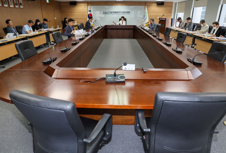 10일 오후 진실화해위 제111차 전체위원회가 진행되고 있다. 이날 개회 직전 박선영 위원장(가운데)은 송상교 사무처장(큰 테이블 맨 왼쪽)에게 한 자리 떨어져 앉으라는 지시를 했다. 진실화해위 제공