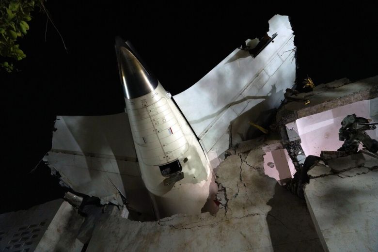 12일(현지시각) 인도 서부 아메다바드 사르다르 발라브바이 파텔 국제공항 인근 건물을 강타한 에어인디아 여객기 일부가 건물에 박혀있다. 아메다바드/EPA 연합뉴스