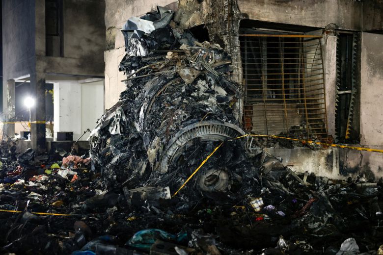 12일(현지시각) 인도 서부 아메다바드 사르다르 발라브바이 파텔 국제공항 인근 건물에 에어인디아 여객기 잔해가 있다. 아메다바드/로이터 연합뉴스