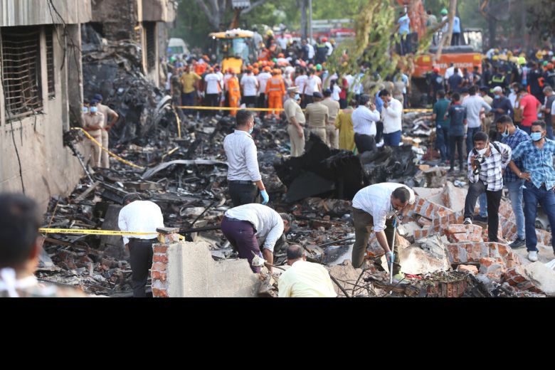 12일(현지시각) 인도 서부 아메다바드에서 발생한 에어인디아 여객기 참사 현장을 당국이 수색하고 있다. 아메다바드/UPI 연합뉴스