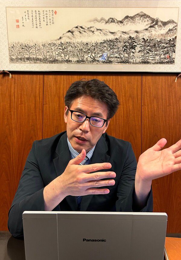 지난 4일 나카토 사치오 리츠메이칸대 교수(국제관계학)가 한겨레와 인터뷰하고 있다.