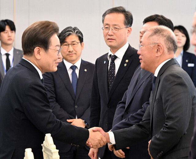 이재명 대통령이 13일 서울 용산 대통령실청사에서 열린 6경제단체와 기업인 간담회에서 정의선 현대자동차그룹 회장과 악수를 나누고 있다. 대통령실사진기자단