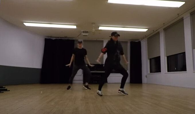 애니는 “사람들은 제가 이 길에 진심이 아닐 것이라 생각을 많이 하고, 의심도 많이 할 것”이라며 제가 얼마나 이 꿈에 간절한지, 그 진실성을 증명하기 위해 더 많은 것을 보여줘야겠다고 생각한다”고 밝혔다. 영상 갈무리