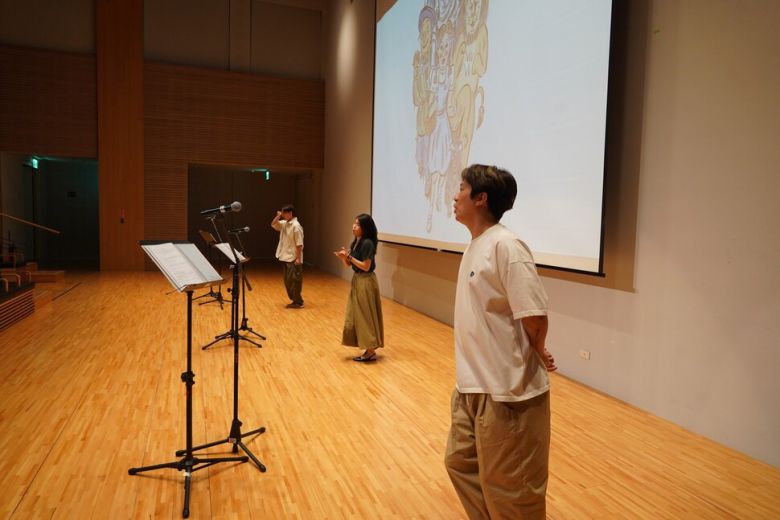 지난 4월23일 있었던 ‘오즈의 마법사’ 독서 공연. 관객들 앞에서 내레이터들이 읽는 방식으로 진행된다. 콤마북스 제공