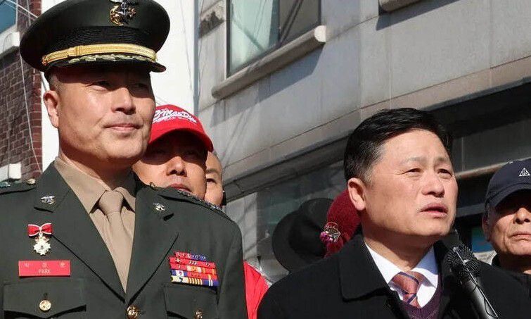 김정민 변호사가 지난해 3월 3차 공판이 열리는 서울 용산구 중앙지역군사법원 앞에서 해병대 예비역들과 함께 기자회견을 하고 있다. 연합뉴스