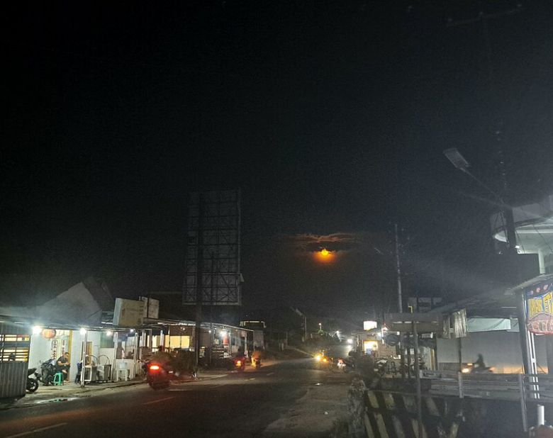 인도네시아 방카섬에 떠오른 보름달. /x.com/MarvabluesF1