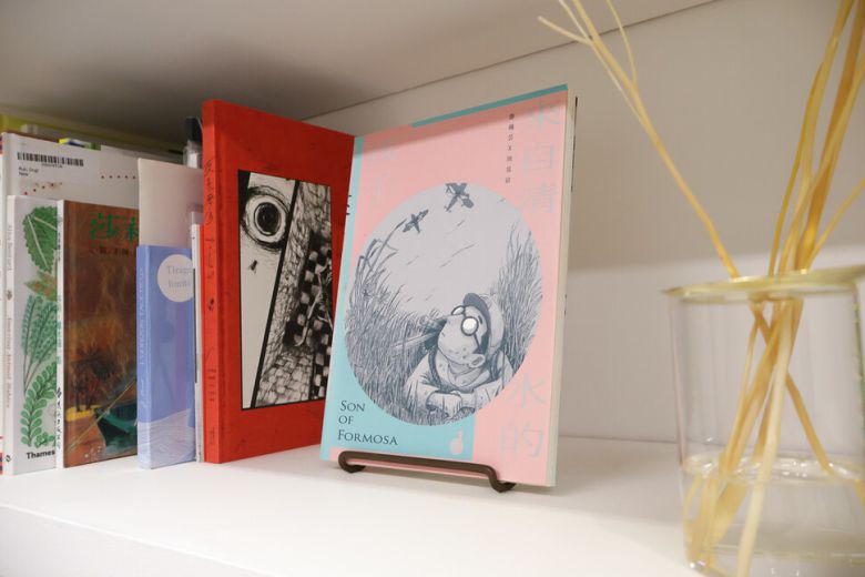 대만 사무실에 놓인 슬로워크 출간 작품들. 슬로워크 제공