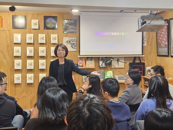 지난해 12월 ‘사랑에 모범답안이 있을까’라는 주제로 개최된 독서 강연. 세신대학교 성연구소의 천이첸 교수와 함께 ‘붉은 선’ ‘두 명의 애인과 삽니다’ 등을 같이 읽었다. 게릴라문화 제공
