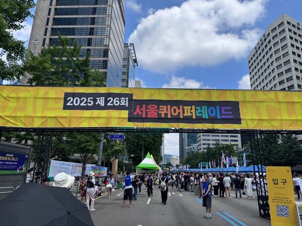 서울 중구 서울지하철 을지로입구역 2번 출구에 마련된 ‘2025 서울퀴어퍼레이드’ 입구 모습. 김효실 기자 trans@hani.co.kr