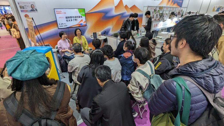 올해 타이베이국제도서전에서 독자들과 만나고 있는 게릴라문화의 궈페이위(왼쪽)와 리옌전. 게릴라문화 제공