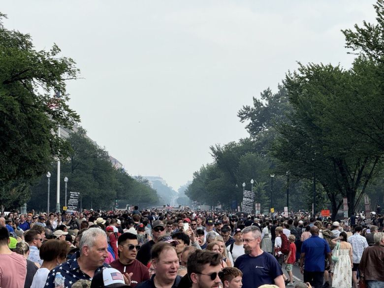 14일 워싱턴 디시에서 열린 열병식을 관람하기 위해 시민들이 수백미터 줄을 서 있다.