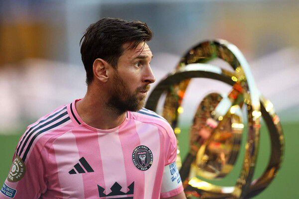 인터 마이애미의 리오넬 메시가 클럽월드컵 우승 트로피 옆을 지나가고 있다. 마이애미/AFP 연합뉴스