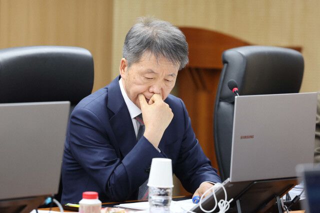 김용원 군인권보호관 겸 상임위원이 지난 2월10일 오후 서울 중구 인권위에서 열린 2차 전원위원회에 참석하고 있다. 이날 인권위는 이른바 ‘윤석열 방어권 안건’이라 불리는 \'계엄 선포로 야기된 국가적 위기 극복 대책 권고의 건\'을 상정해 의결했다. 공동취재사진