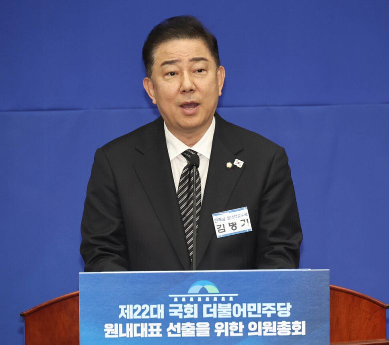 김병기 신임 더불어민주당 원내대표가 13일 오후 국회에서 당선소감을 밝히고 있다. 윤운식 선임기자 yws@hani.co.kr