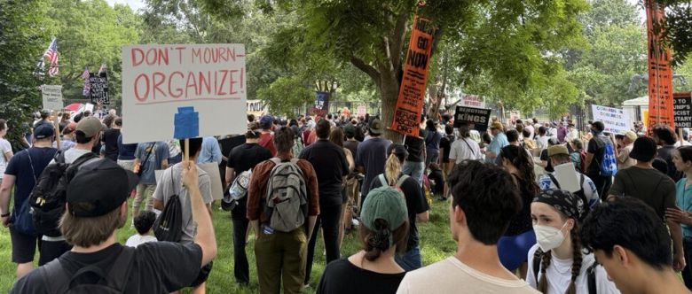 14일(현지시각) 워싱턴 디시에서 열린 ‘노 킹스’ 집회가 백악관 북쪽 라파예트 광장에서 열렸다.