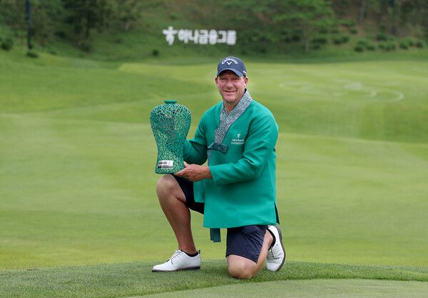 숀 노리스가 15일 열린 하나은행 인비테이셔널 대회에서 우승한 뒤 기뻐하고 있다. KPGA 제공