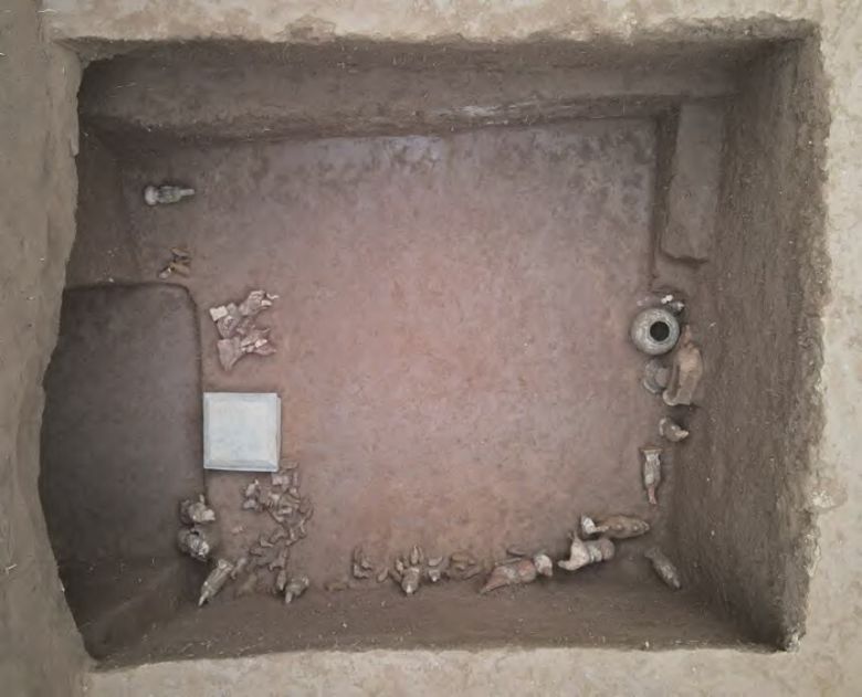 산시성 고고연구원이 보고서를 통해 공개한 무덤 내부 조사 현장. 십이지상과 천왕상 등의 부장품들이 보인다. 중국학술정보원 누리집 갈무리