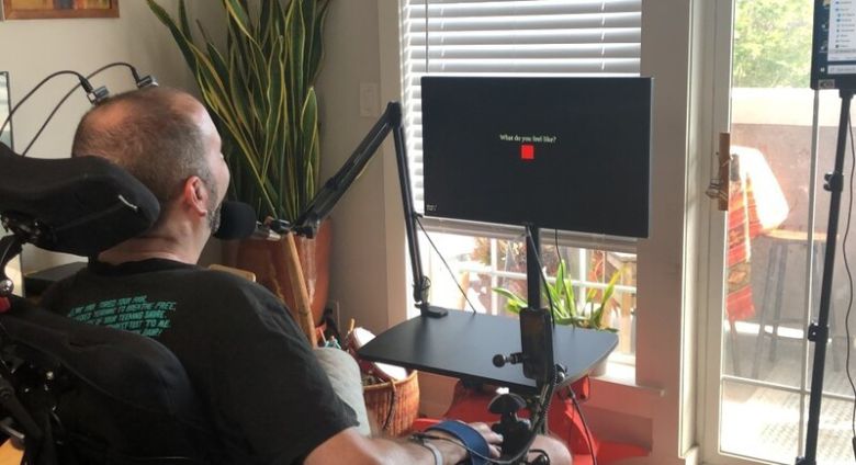 연구진은 실험 참가자가 컴퓨터 화면에 표시된 문장을 말하도록 노력하는 동안, 이와 관련한 뇌 영역의 신호를 수집했다. UC데이비스 제공