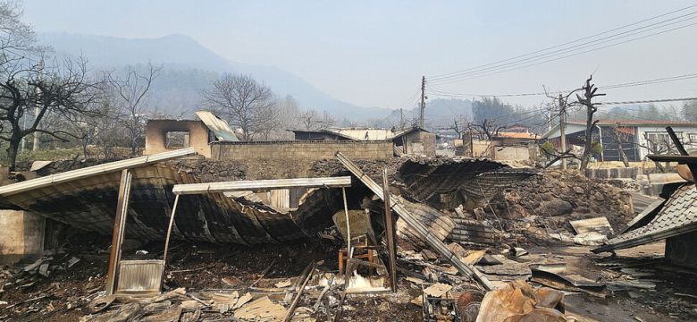 산청·하동 산불 때문에 지난 3월22일 오후 불탄 경남 산청군 시천면 외공마을 주택. 산불로 이 마을 주택 6채가 불탔다. 최상원 기자