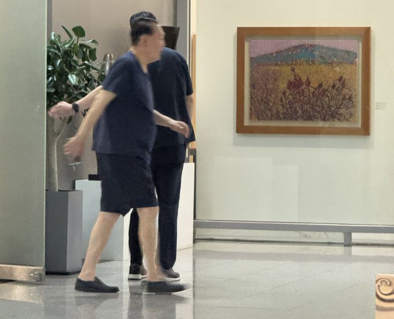 윤석열 전 대통령에 대한 경찰 특별수사단의 2차 출석 요구일인 12일 오전 윤 전 대통령이 소환에 응하지 않은 채 반바지 차림으로 서울 서초구 아크로비스타 상가를 활보하고 있다. 한국일보 제공